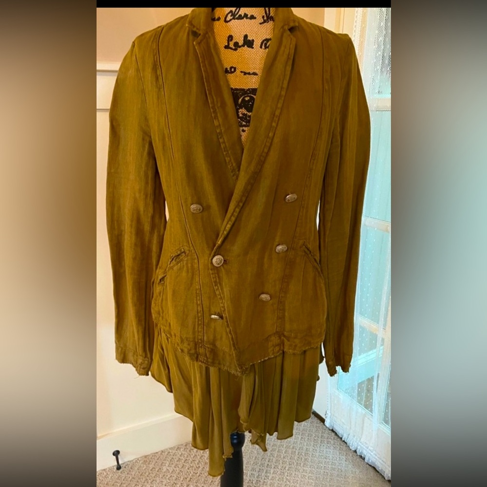 Free people fully lined jacket. With great detailing throughout this garment